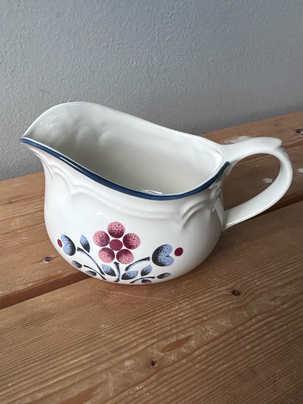 Cumberland Stoneware Brambleberry Gravy Boat Stone White Blue Red Flowers